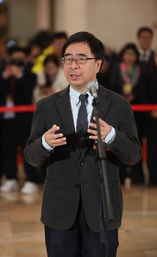 【安徽日报客户端】“量子之光”闪耀委员通道——潘建伟亮相全国政协十四届四次会议首场“委员通道”(图1)